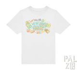 Weißes baumwoll-kinder t-shirt mit buntem cartoon grafik schulkind 2026 und schulmotiven in verschiedenen farben