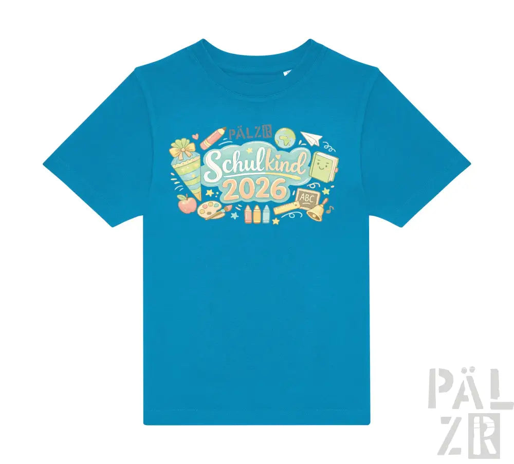 Hellblaues kinder t-shirt päLZR schulkind 2026 mit buntem schulmotiven-design und schriftzug in verschiedenen farben