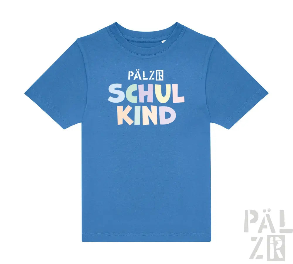 Königsblaues kurzärmliges T-Shirt mit dem Text ’pälzr schulkind’ in mehrfarbigen Buchstaben.