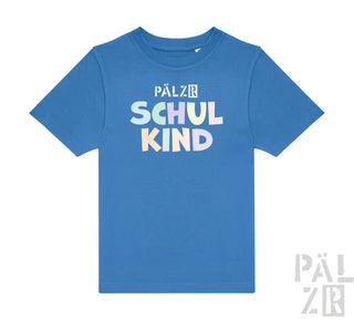 Königsblaues kurzärmliges T-Shirt mit dem Text ’pälzr schulkind’ in mehrfarbigen Buchstaben.