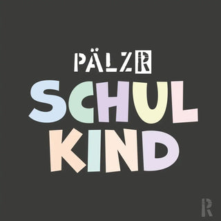 Pastell-regenbogenfarbene „Schulkind“-T-Shirt mit minimalistischem Design und fetter Beschriftung.