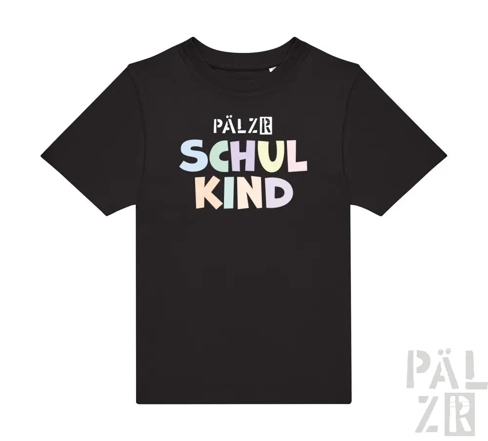 Schwarzes T-Shirt mit buntem ’Schulkind’-Textdesign.