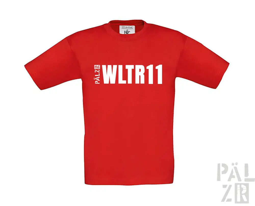 Rotes T-Shirt mit weißem Text ’wltr11’ und Logo ’pälzr’ am Ärmel.