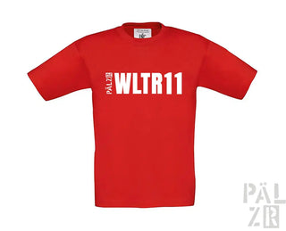 Rotes T-Shirt mit weißem Text ’wltr11’ und Logo ’pälzr’ am Ärmel.