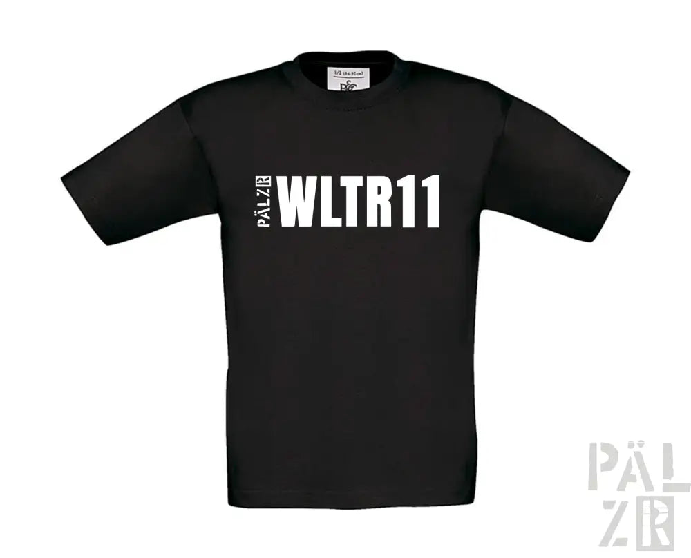 Schwarzes T-Shirt mit weißem Text „wltr11“ und Logo auf dem Ärmel, aus Baumwolle.