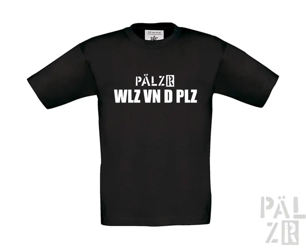 Schwarzes T-Shirt mit weißem Textdesign, das ’pälzr wlz vn d plz’ in einer fetten Schriftart zeigt.