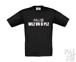 Schwarzes T-Shirt mit weißem Textdesign, das ’pälzr wlz vn d plz’ in einer fetten Schriftart zeigt.