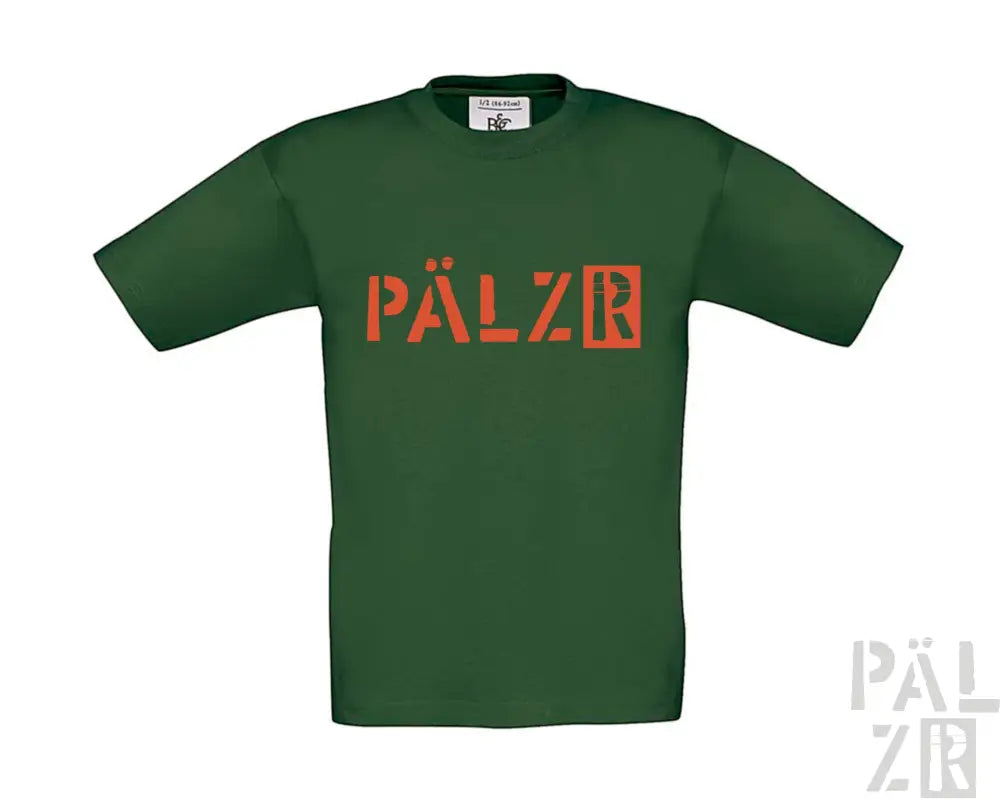Grünes T-Shirt mit orangem „pälzr“-Logo und schwarzem Grafikdesign auf der Vorderseite, aus Baumwolle gefertigt.
