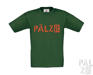 Grünes T-Shirt mit orangem „pälzr“-Logo und schwarzem Grafikdesign auf der Vorderseite, aus Baumwolle gefertigt.