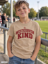 Beige kurzarm kinder t-shirt mit fettem rotem westkurvenkind schriftzug auf der brust in verschiedenen farben
