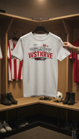 Weißes kurzarm kinder t-shirt wstkrve mit rotem und schwarzem grafikdesign stadium und nummer 18