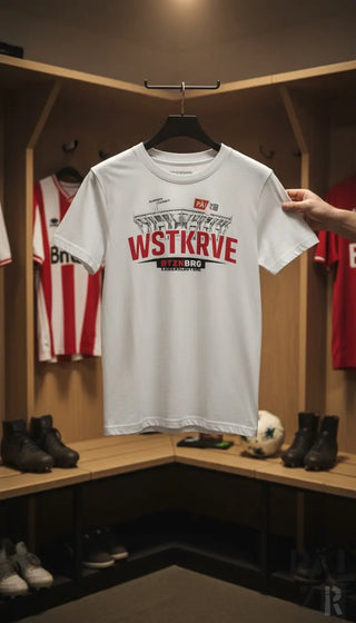 Weißes kurzarm kinder t-shirt wstkrve mit rotem und schwarzem grafikdesign stadium und nummer 18