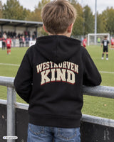 Schwarzer kinder zipper hoodie mit westrorven kind schriftzug in creme und rot auf der rückenseite
