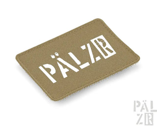 Olivgrüner taktischer Patch mit weißem Text „pälzr“ und Klettverschluss-Rückseite.