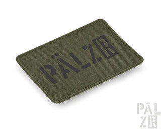 Olivgrüner taktischer Patch mit schwarzem Text und Logodesign.