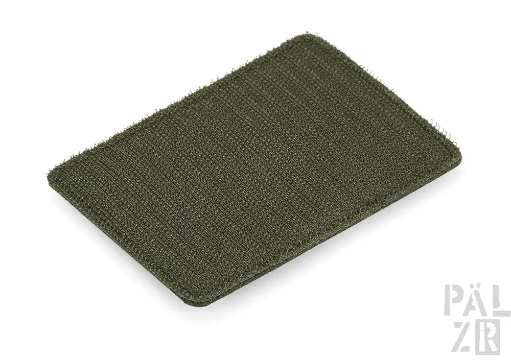 Olivgrünes texturiertes Stoff-Portemonnaie mit abgerundeten Ecken und einem dezenten Glanz.