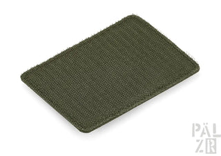 Olivgrünes texturiertes Stoff-Portemonnaie mit abgerundeten Ecken und einem dezenten Glanz.