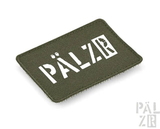 Olivgrüner taktischer Patch mit weißem Text und Logodesign.