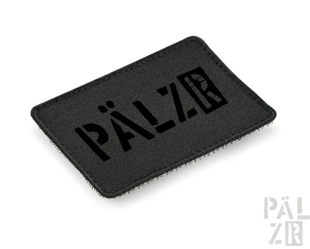 Schwarzer taktischer Patch mit ‚pälzar‘-Text und Logo-Design.