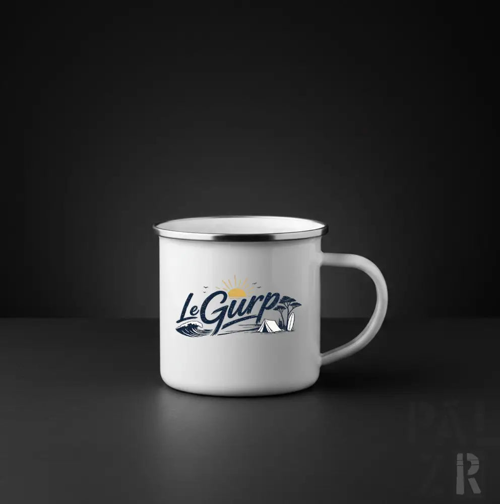 Weiße emaillierte camping-tasse mit silbernem rand und navy blauem le gurp logo mit wellen sonne bäumen und zelt