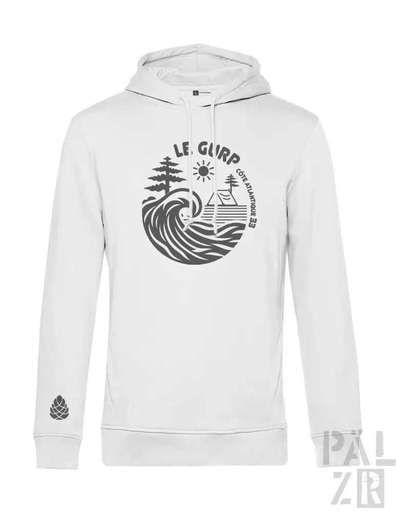 Weißes Hoodie mit schwarzem Wellen-Design und Text „le glurp“, das Kiefern, Haus-Silhouette und Ozeanwellen zeigt.