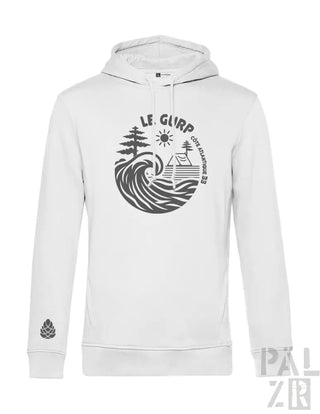 Weißes Hoodie mit schwarzem Wellen-Design und Text „le glurp“, das Kiefern, Haus-Silhouette und Ozeanwellen zeigt.