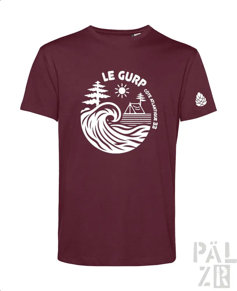 Bordeaux-Farbenes T-Shirt mit weißem Grafikdesign, das eine Welle, Bäume und Camping-Elemente zeigt.