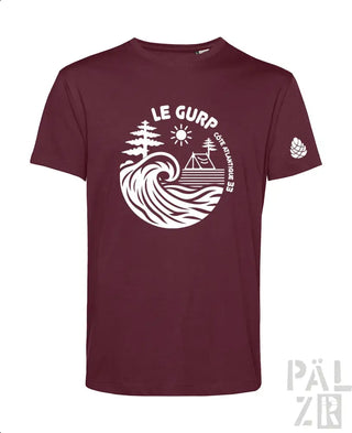 Bordeaux-Farbenes T-Shirt mit weißem Grafikdesign, das eine Welle, Bäume und Camping-Elemente zeigt.