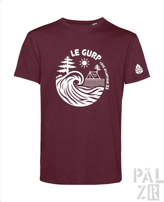 Bordeaux-Farbenes T-Shirt mit weißem Grafikdesign, das eine Welle, Bäume und Camping-Elemente zeigt.