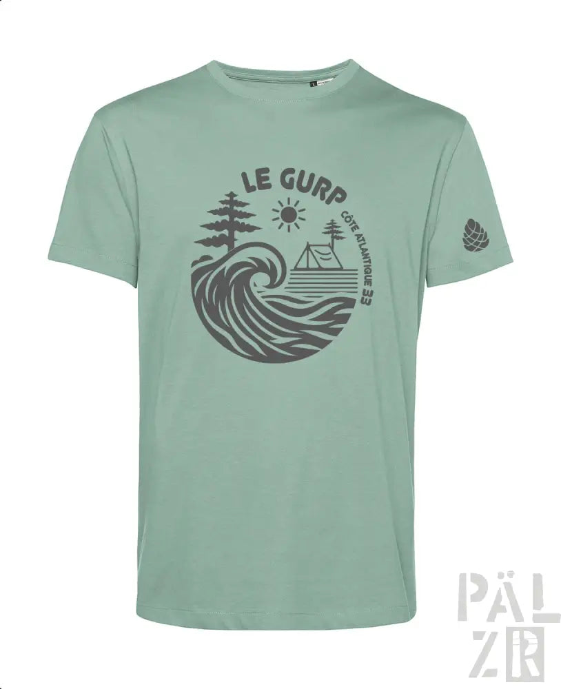 Salbeigrünes T-Shirt mit Wellendesign und Zeltillustration, mit einem kleinen Blatt-Patch auf dem Ärmel.