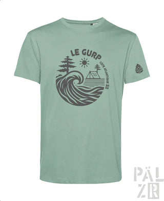 Salbeigrünes T-Shirt mit Wellendesign und Zeltillustration, mit einem kleinen Blatt-Patch auf dem Ärmel.