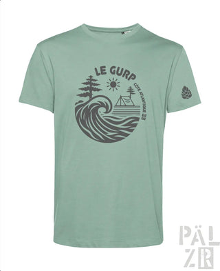 Salbeigrünes T-Shirt mit Wellendesign und Zeltillustration, mit einem kleinen Blatt-Patch auf dem Ärmel.