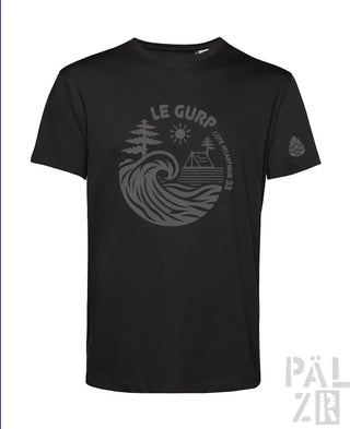 Schwarzes T-Shirt mit Wellen-Grafik und Camping-Elementen, ’le gurn’ Logo.
