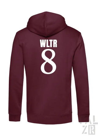 Bordeauxfarbene Kapuzenjacke mit weißem Text- und Zahlen-Design, wahrscheinlich aus Baumwolle oder Polyester-Mischung gefertigt.