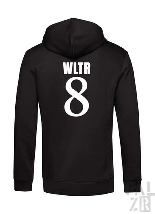 Schwarze Kapuzenjacke mit weißem ’wltr 8’’-Design auf dem Rücken.