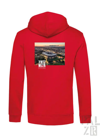 Rote Kapuzenjacke mit Stadtpanorama-Design auf dem Rücken, aus Baumwoll-Polyester-Mischung.