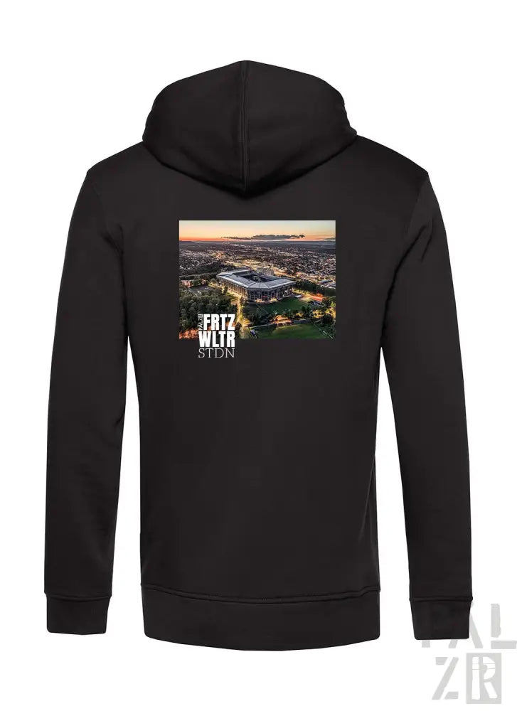 Schwarzer Hoodie mit Stadtbild-Grafik und ’fritz walter’-Text auf dem Rücken.