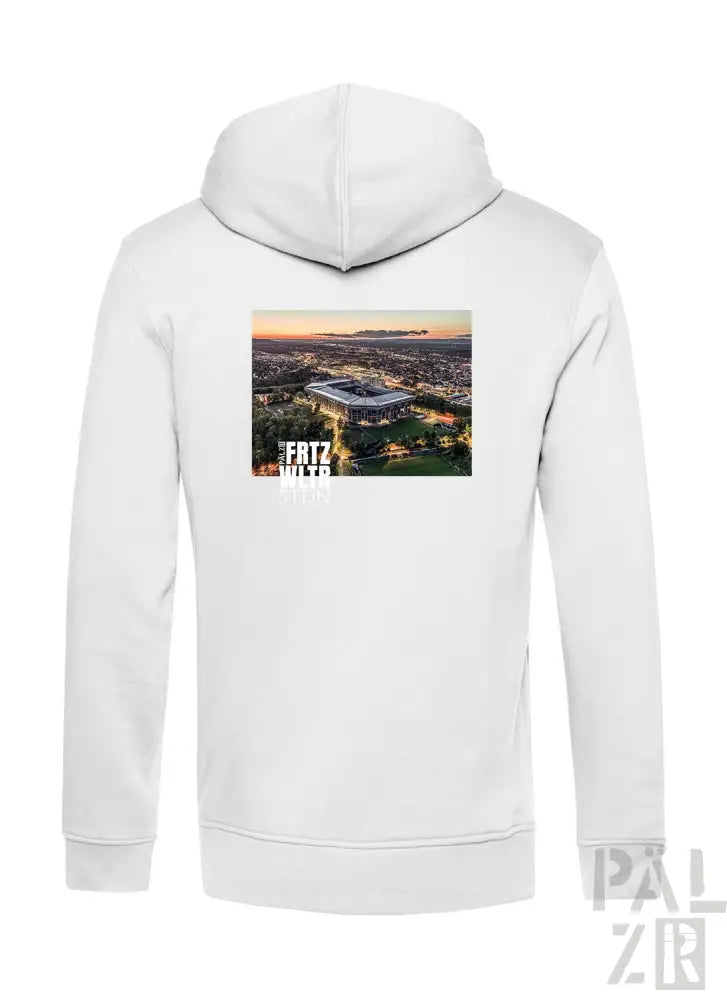Weißes Hoodie mit Stadtbild-Design auf dem Rücken, das den Text „fritz“ aufweist.
