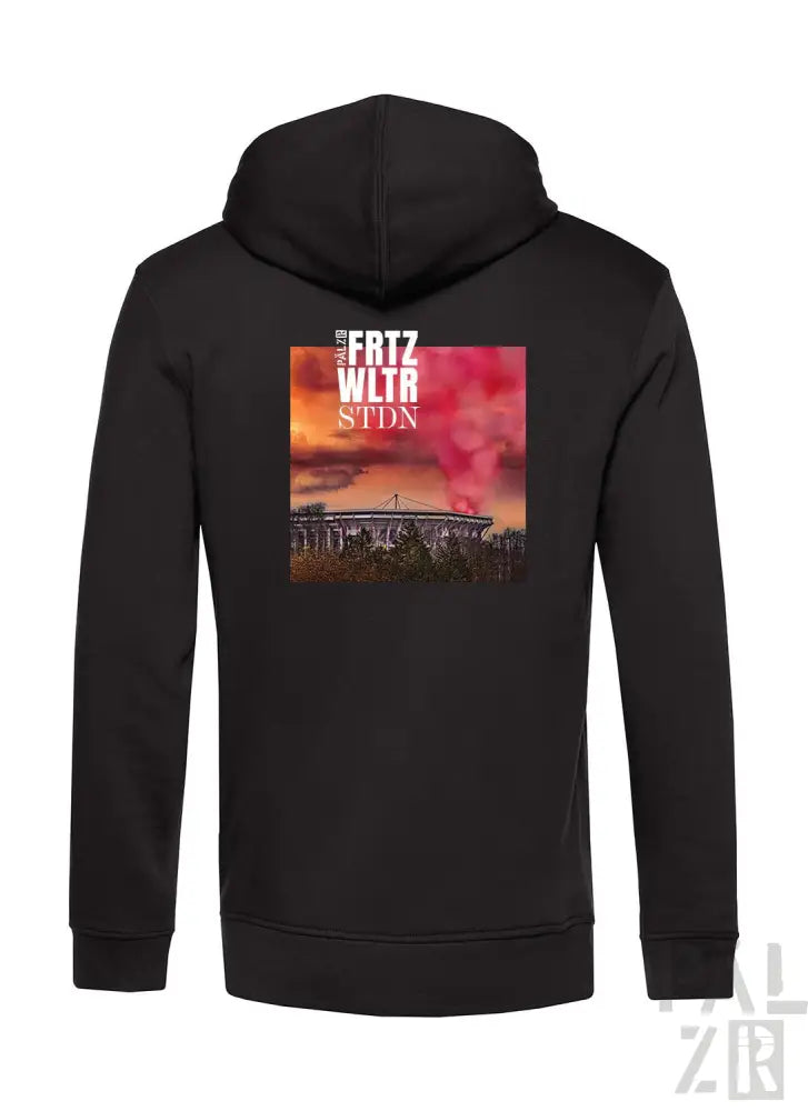 Schwarze Kapuzenjacke mit Grafikdesign auf der Rückseite, das eine Stadionszene und den Text „the fritz wlr stdn“ zeigt