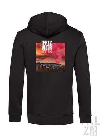 Schwarzes Hoodie mit Grafikdesign auf der Rückseite, das eine Stadionszene und den Text ’the fritz wlr stdn’ zeigt