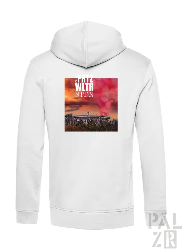 Weiße Hoodie mit Grafikdesign auf der Rückseite, das ein Stadion und den Text ’fate with stdn’ in Schwarz, Rot, Gelb, Blau, Grün zeigt.