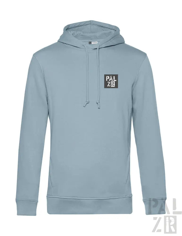 Hellblaues Hoodie mit einem schwarz-weißen Logo auf der Brust, aus weichem Baumwollstoff.