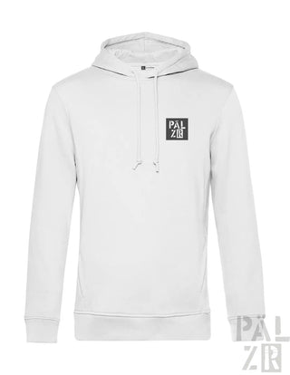 Weiße Kapuzenjacke mit schwarzem Logo und Kordelkapuze.