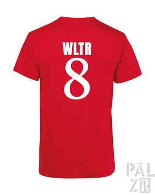 Rotes T-Shirt mit weißem Text- und Zahlen-Design, das ’wltr 8’’ auf dem Rücken zeigt.