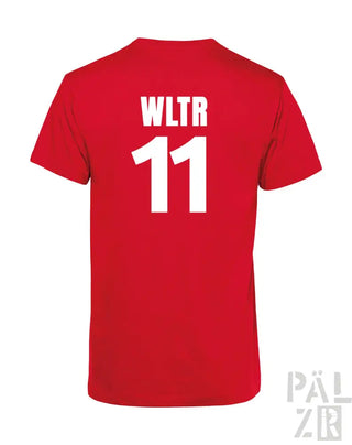 Rotes T-Shirt mit weißem Text- und Zahlen-Design, das auf der Rückseite ’wltr 11’’ zeigt.
