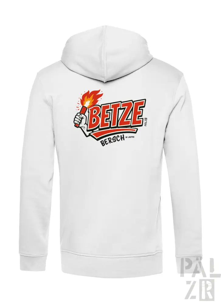 Weiße Hoodie mit ’betze’-Logo und Flammen-Design.