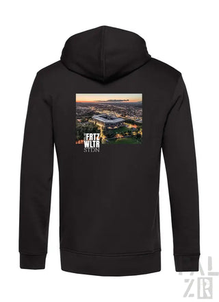 Schwarzes Hoodie mit Stadtpanorama-Grafik und ’Fritz Walter’-Text auf dem Rücken.