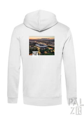 Weiße Hoodie mit Stadtbild-Design auf dem Rücken, mit dem Text „fritz“.