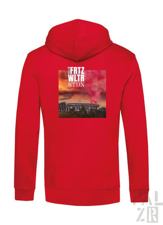 Rotes Hoodie mit Stadion-Grafik und Text-Design.