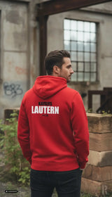 Rückansicht eines roten kapuzenzipper sweatshirts mit weißem kaisers lautern schriftzug auf dem rücken